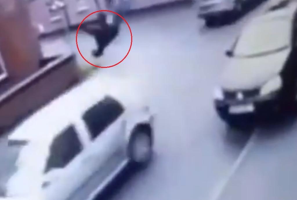 VIDEO: Hombre sale volando al ser atropellado tras cometer supuesto robo