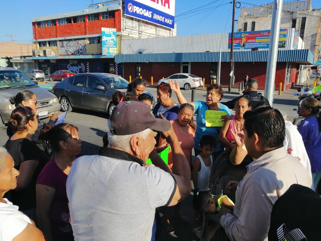 Bloquean crucero por falta de agua en Torreón