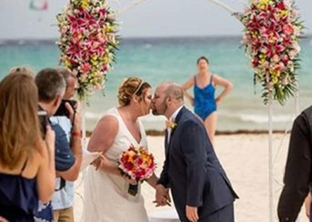 Nadadora arruina la foto de boda de una pareja