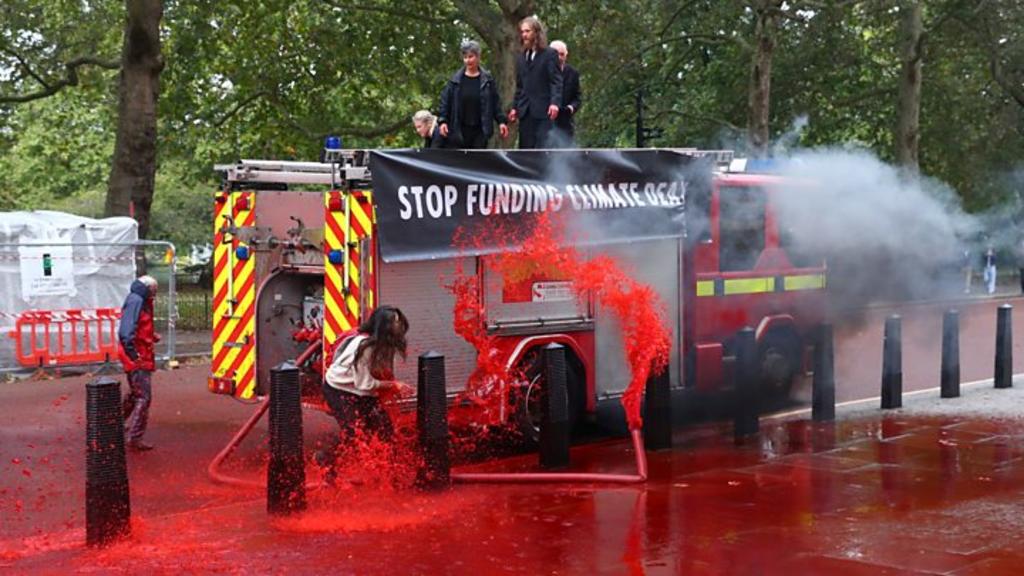 Manifestantes tiñen de rojo calle y edificio del Tesoro en Reino Unido