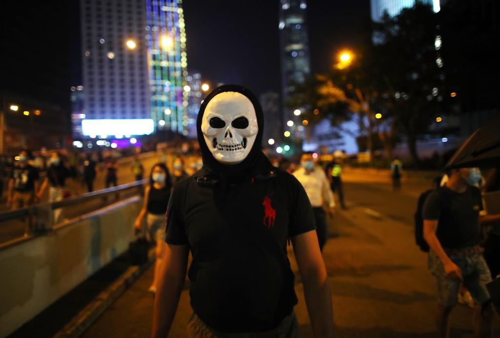 Manifestantes enmascarada desafían prohibición en Hong Kong