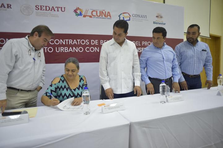 Firman convenios y contratos 193 beneficiarios de programas de Conavi en Acuña