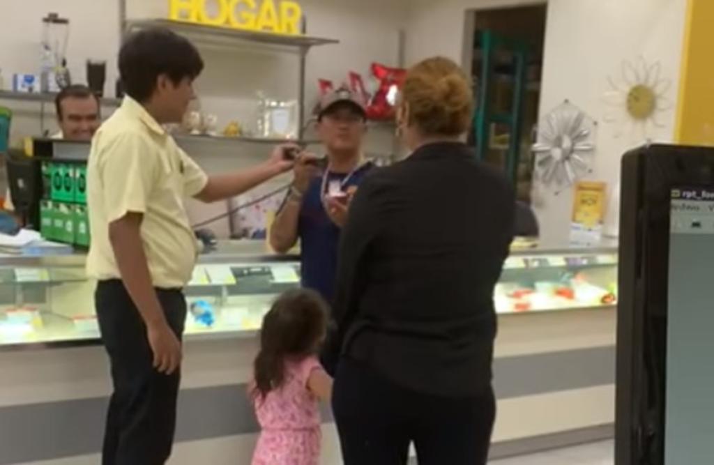 VIDEO: Hombre pide matrimonio a su pareja en tienda comercial