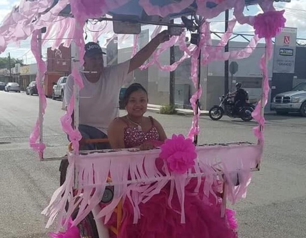 VIRAL: Pasea a su hija en su triciclo de 'yukis' por sus 15 años en Sabinas