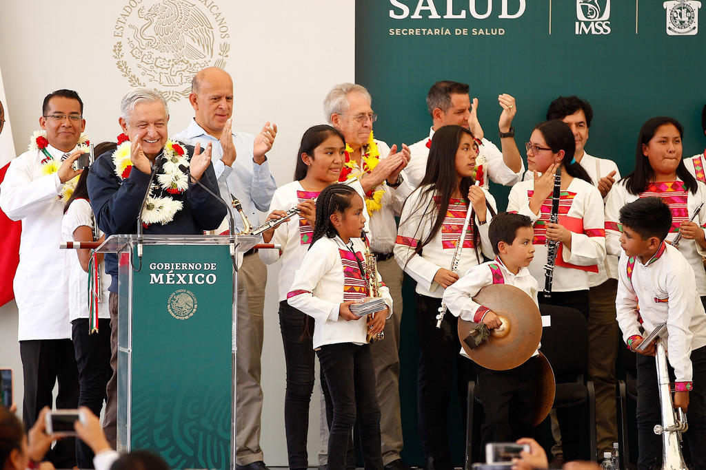 AMLO hace homenaje a migrantes con la Canción Mixteca