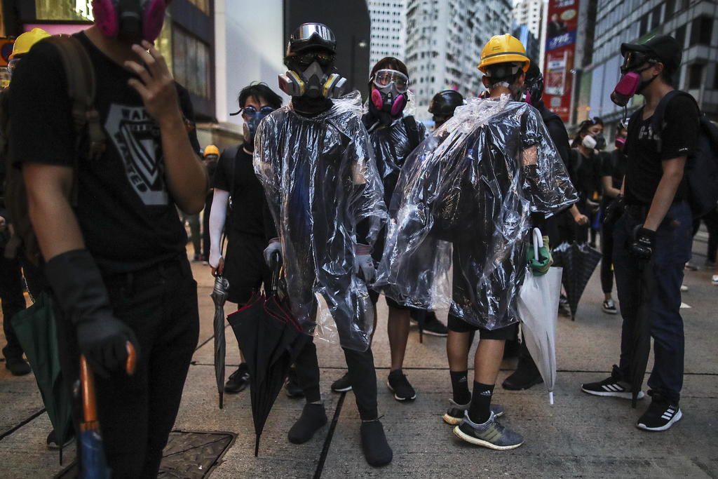 Manifestantes de Hong Kong siguen con desafío a ley antimáscaras