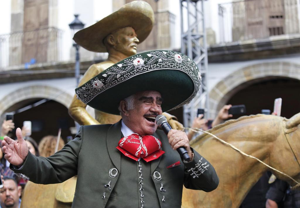 Vicente Fernández vuelve a los escenarios durante homenaje en Gudalajara