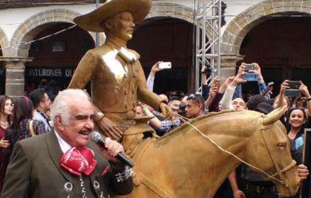 Estatua de Vicente Fernández desata memes en la red