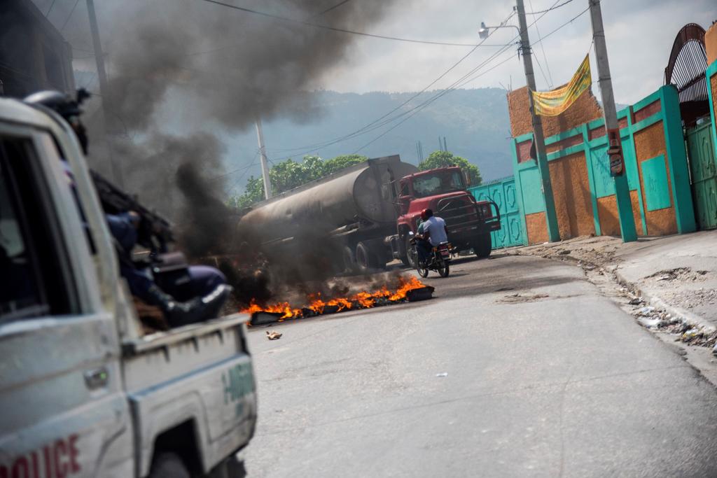 Arden barricadas en cuarta semana de protestas en Haití