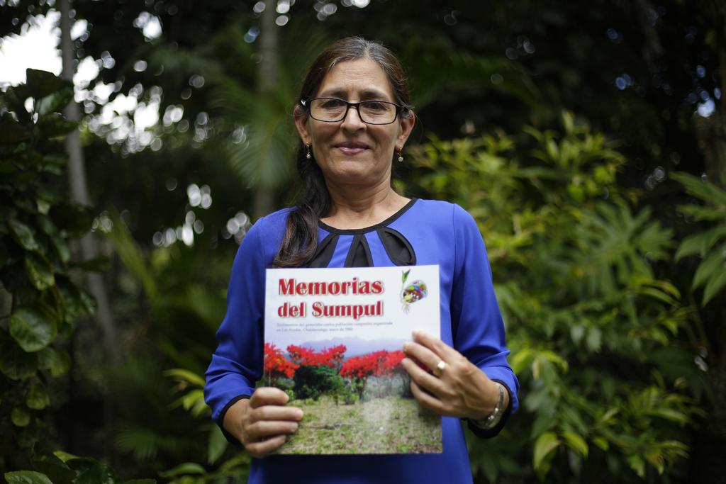 Reúnen en libro testimonios de sobrevivientes de masacre en El Salvador