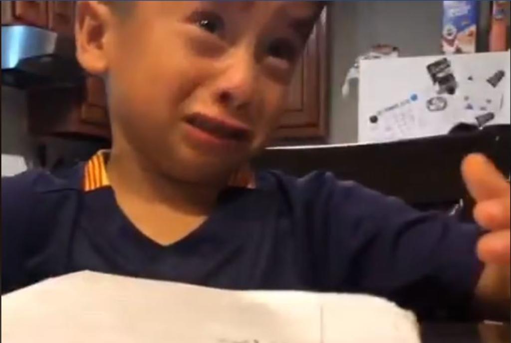 VIDEO: Niño conmueve a la red con su llanto al hacer tarea