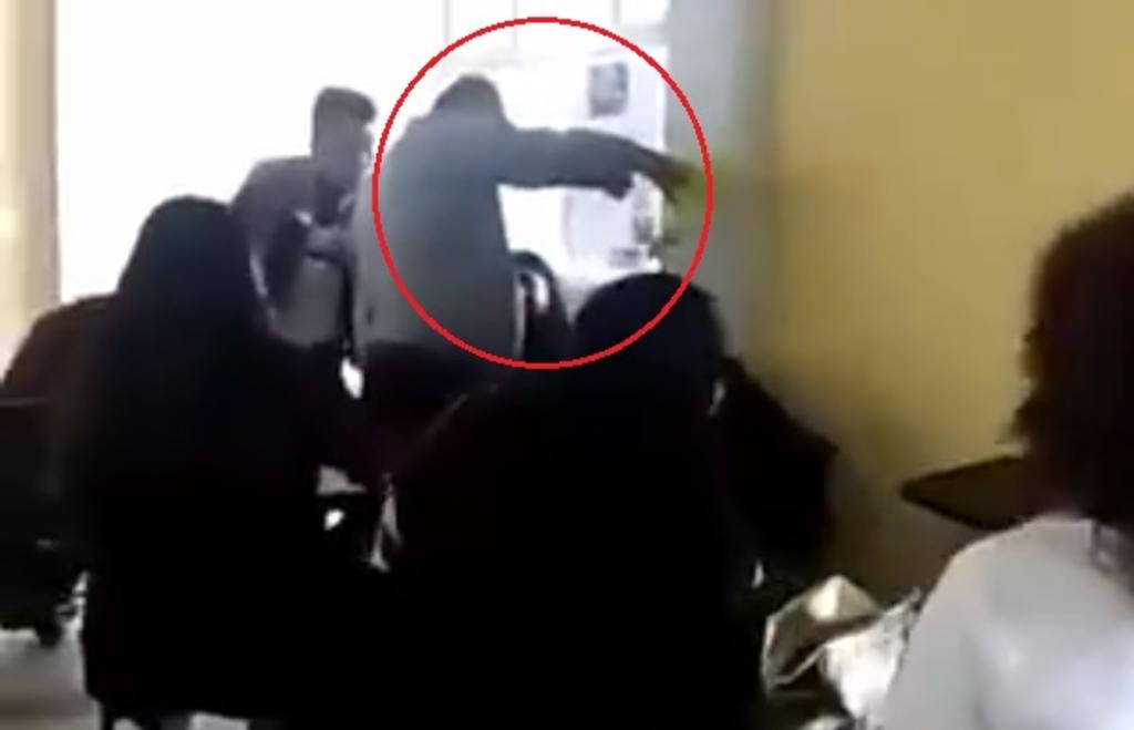 VIDEO: Profesor arroja agua a estudiante para despertarlo