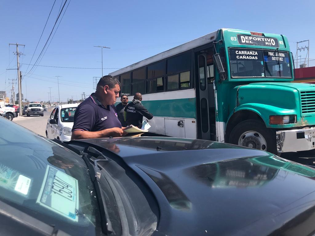 Fuerza Civil asegura autos 'chuecos' y autobuses de transporte público