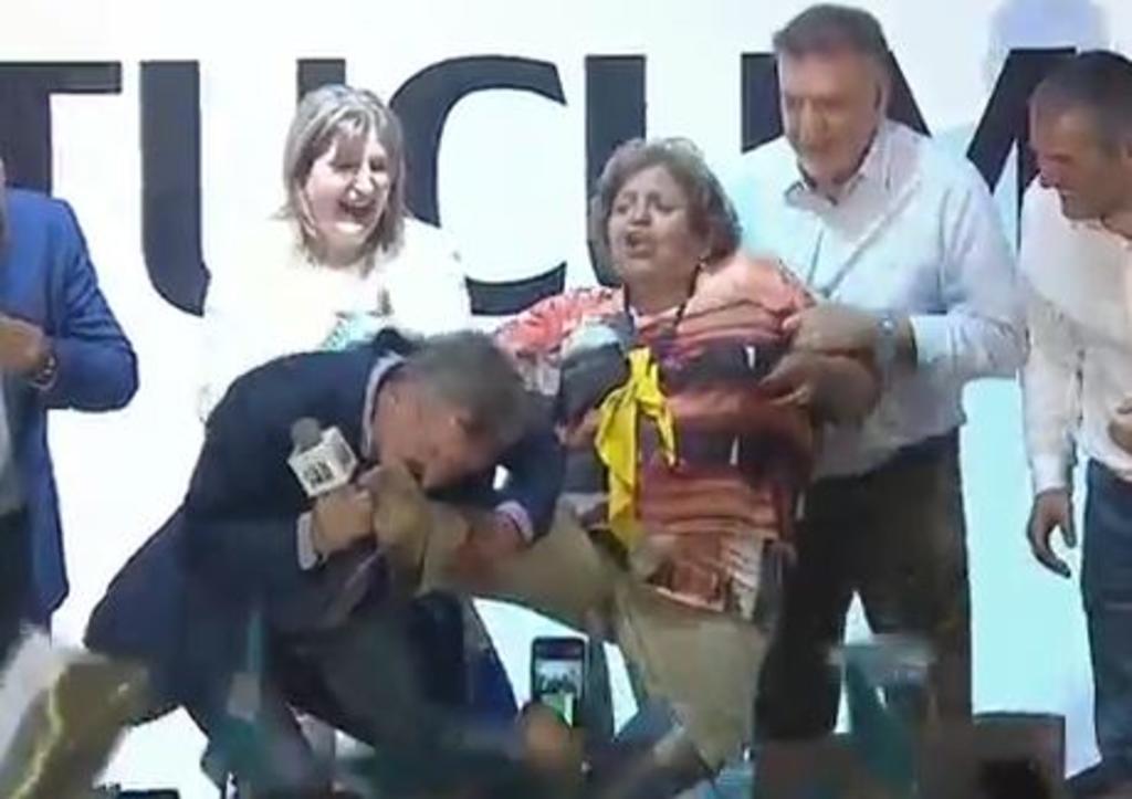 Mauricio Macri besa los pies de seguidora durante evento