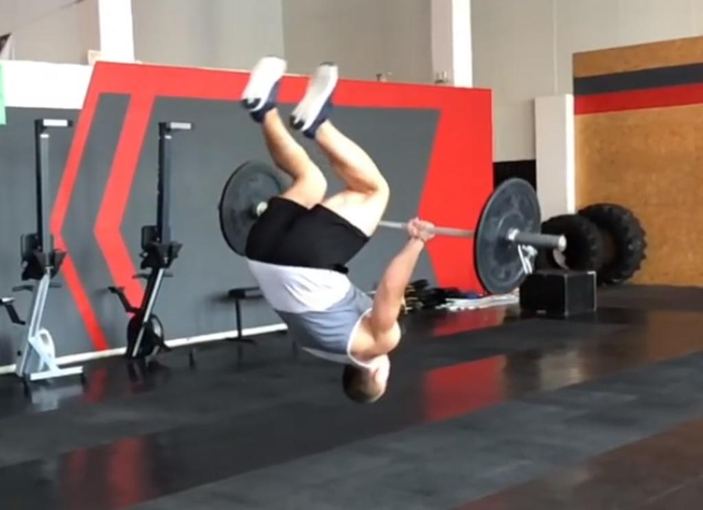 VIDEO: Sorprende con salto mortal mientras levanta pesas