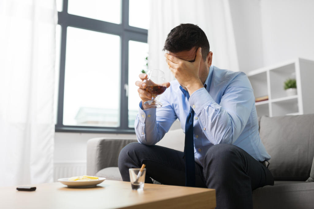 Alcoholismo y autolesiones pueden ser señales de tendencias suicidas