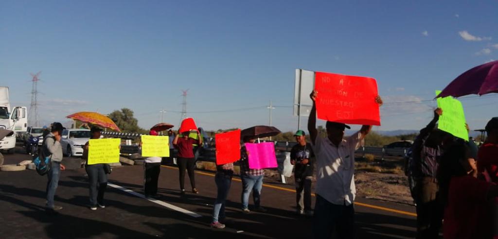 Manifestantes bloquean carretera Torreón-Saltillo