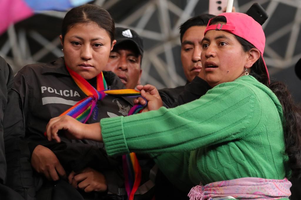 Indígenas ecuatorianos liberan a policías y los entregan a la ONU