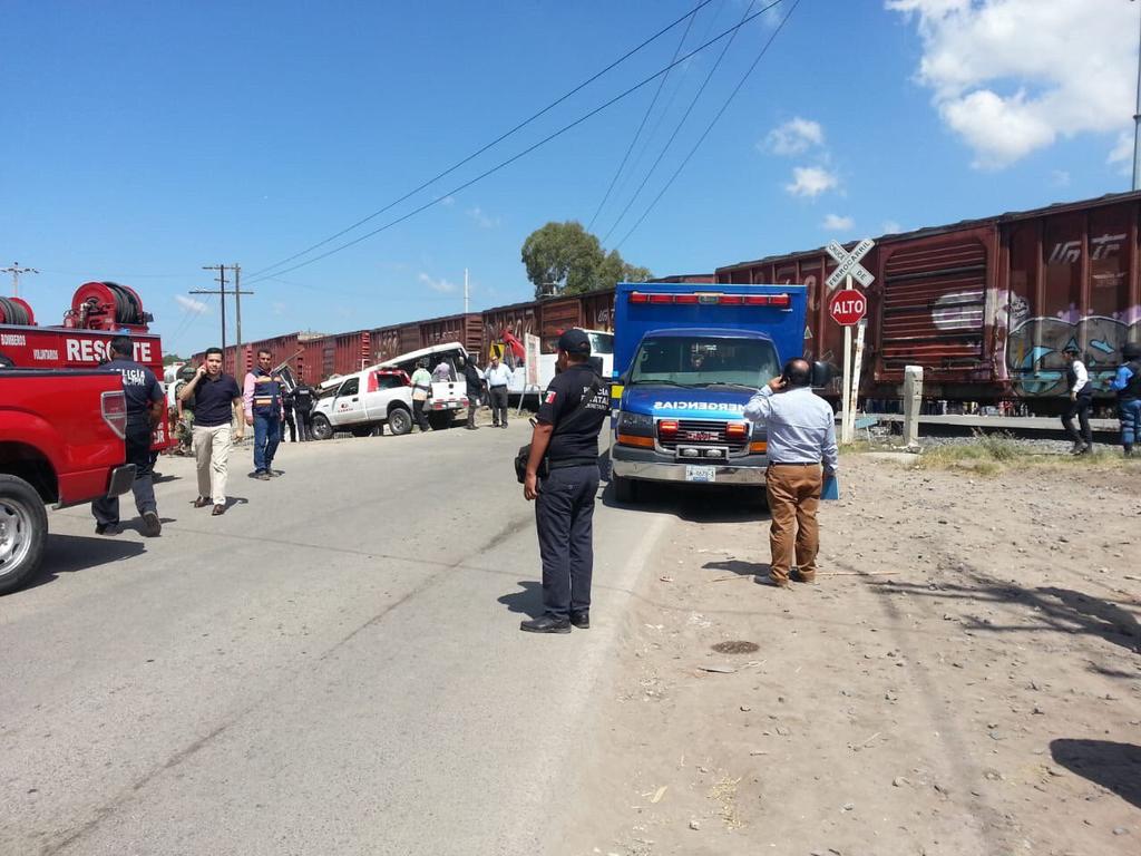 Suman nueve muertos tras accidente entre tren y autobús en Querétaro