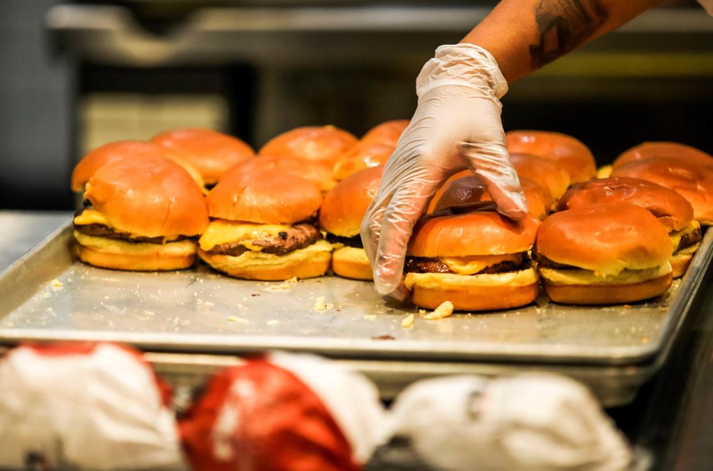 Retira Profeco marca de hamburguesas por su contenido