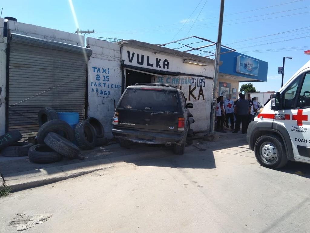 Camioneta se impacta contra vulcanizadora en Torreón