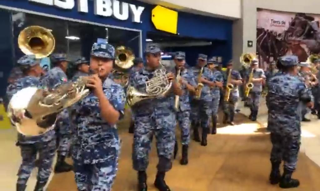 VIDEO: Fuerza Aérea Mexicana realiza flashmob en plaza comercial