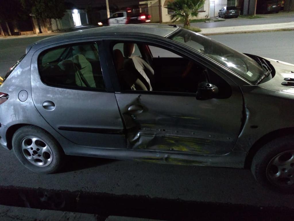 Dos autos chocan en fraccionamiento de Torreón