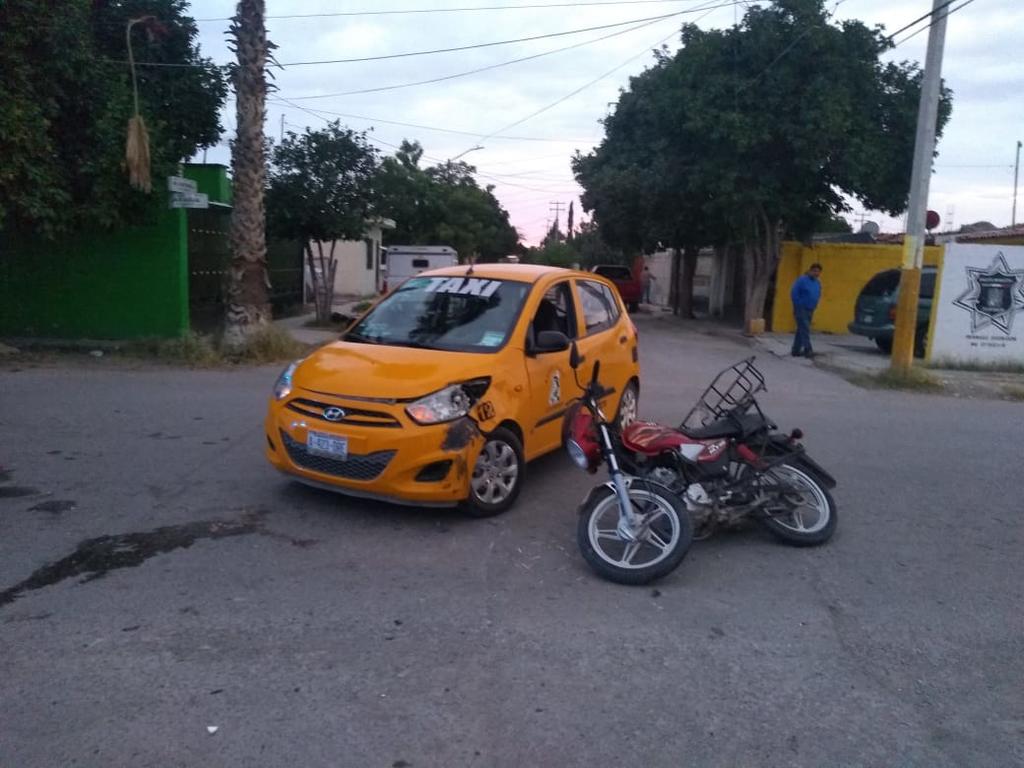 Motociclista se pasa el alto y se impacta contra taxista en Torreón