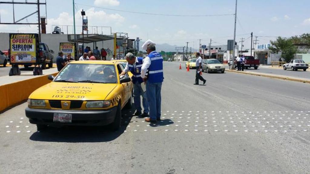 Revisa Transporte y Vialidad a taxistas en Monclova