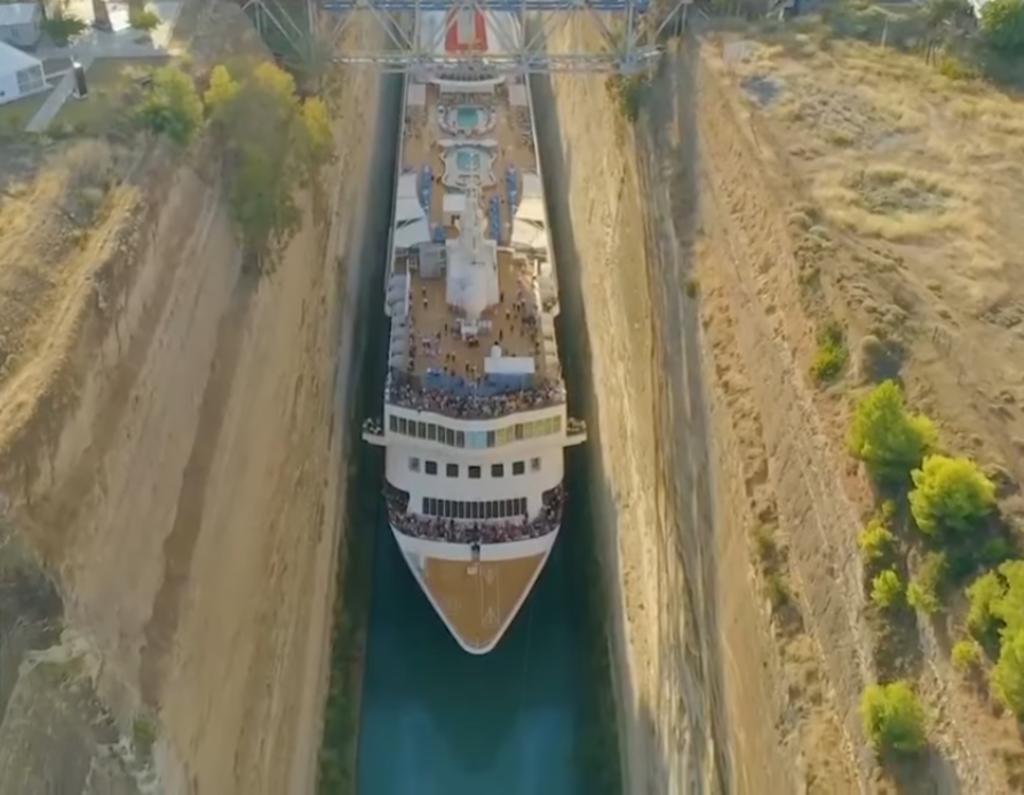 Un enorme barco cruza un estrecho canal en Grecia