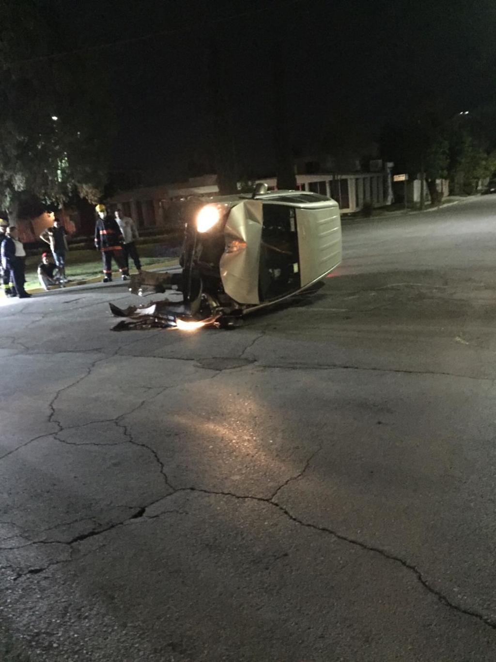 Vuelca camioneta por exceso de velocidad en Torreón Jardín