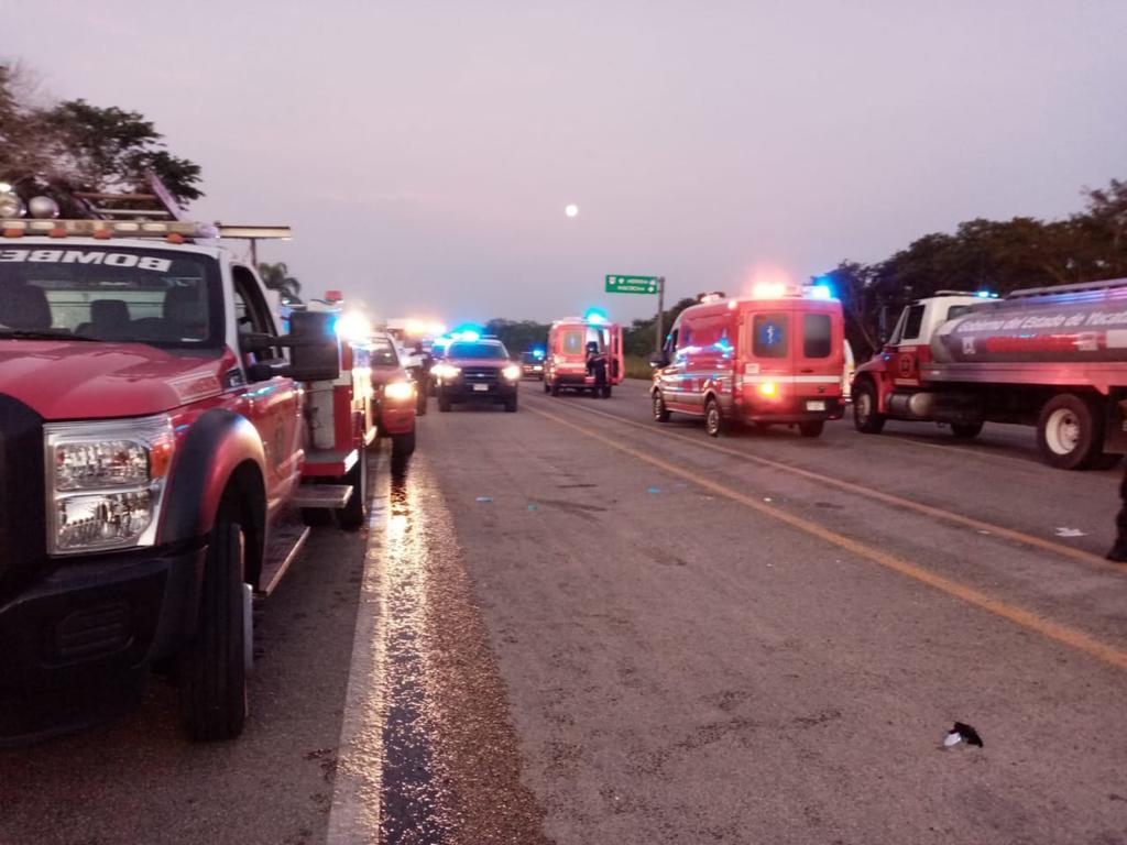 Mueren seis personas por choque entre tráiler y ambulancia en Yucatán