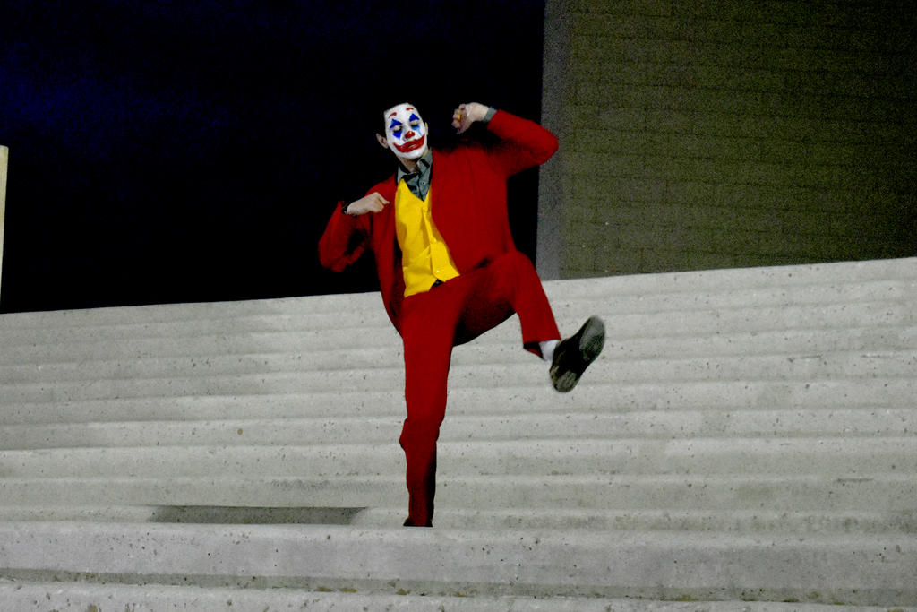 Lagunero recrea icónica escena de Joker en la Plaza Mayor