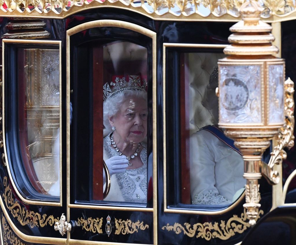 Insiste reina Isabel II en concretar el 'brexit' el 31 de octubre