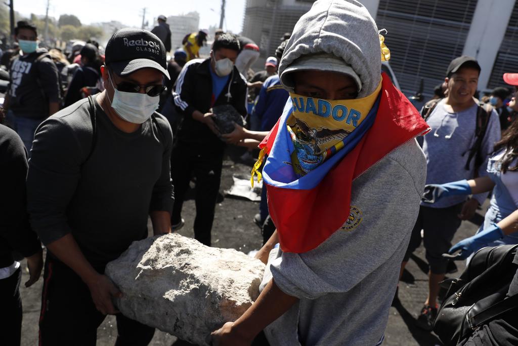Tras acuerdo, 'borran' huellas de protestas en Ecuador