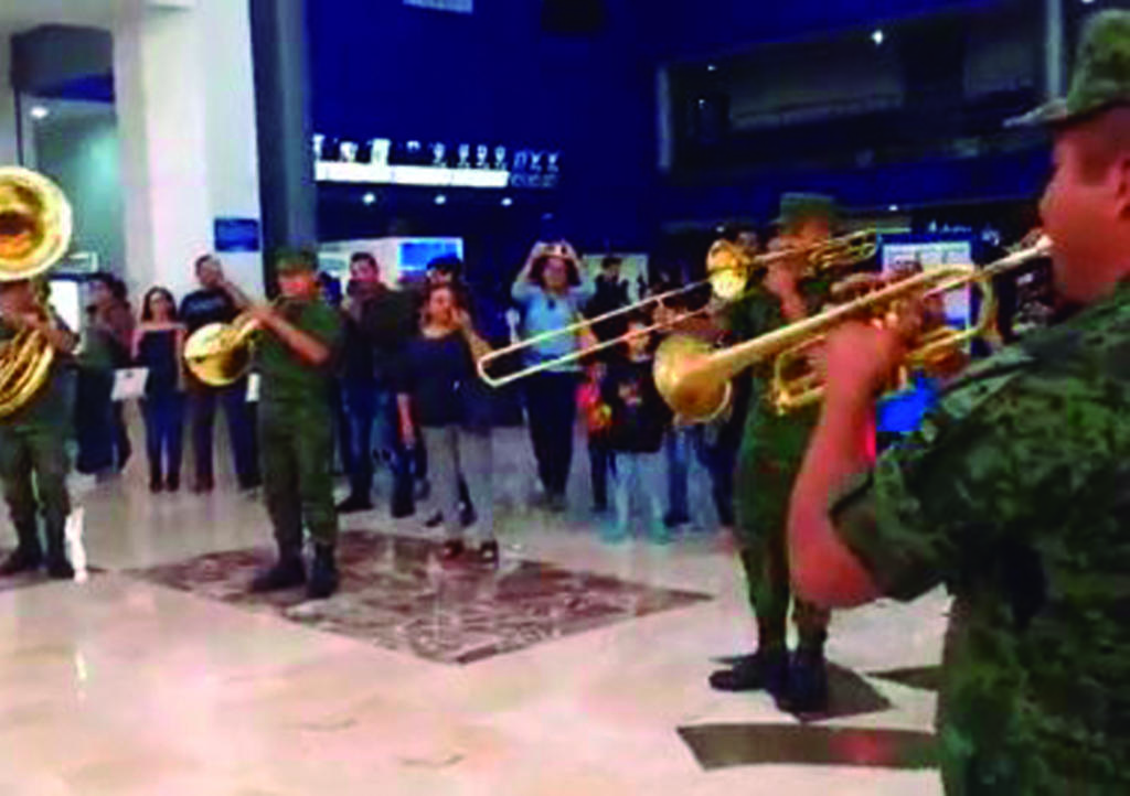 Banda militar crea 'flashmob' en homenaje a José José en Torreón