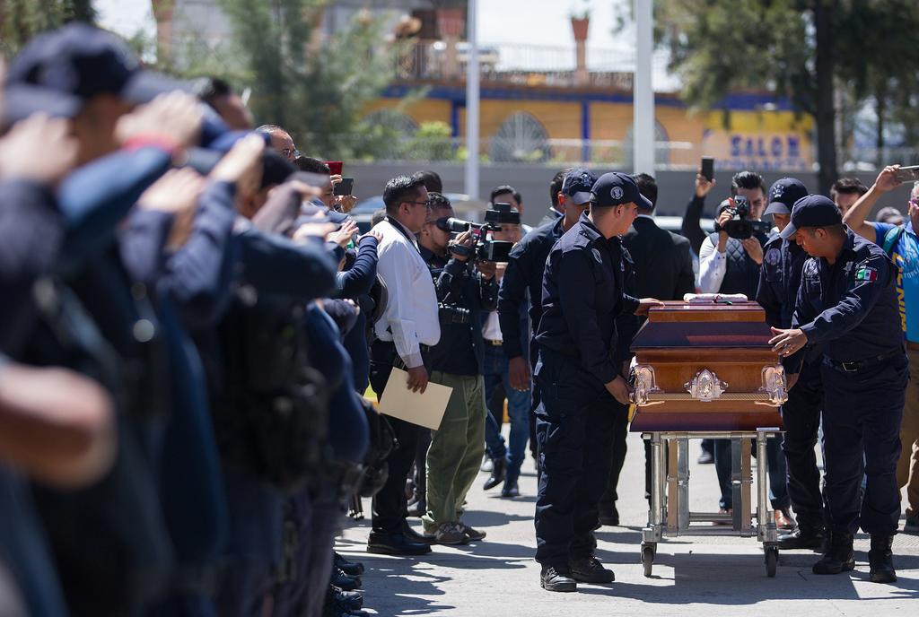 Rinden homenaje a policías asesinados en Aguililla, Michoacán