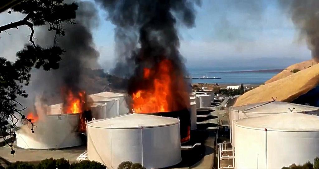 Explosión e incendio se registran en refinería de California