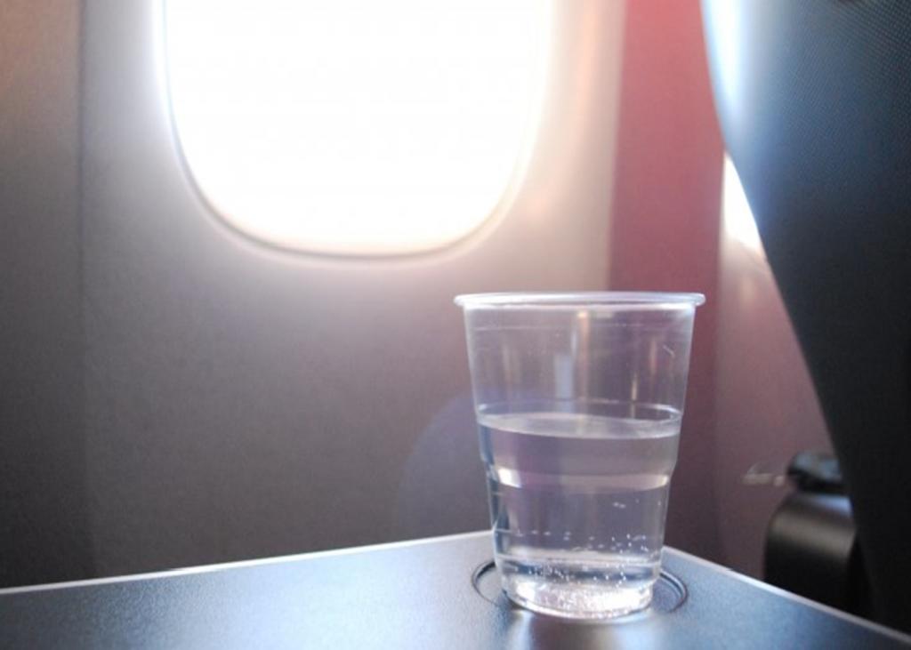 Denuncia a una aerolínea por no servirle suficiente agua