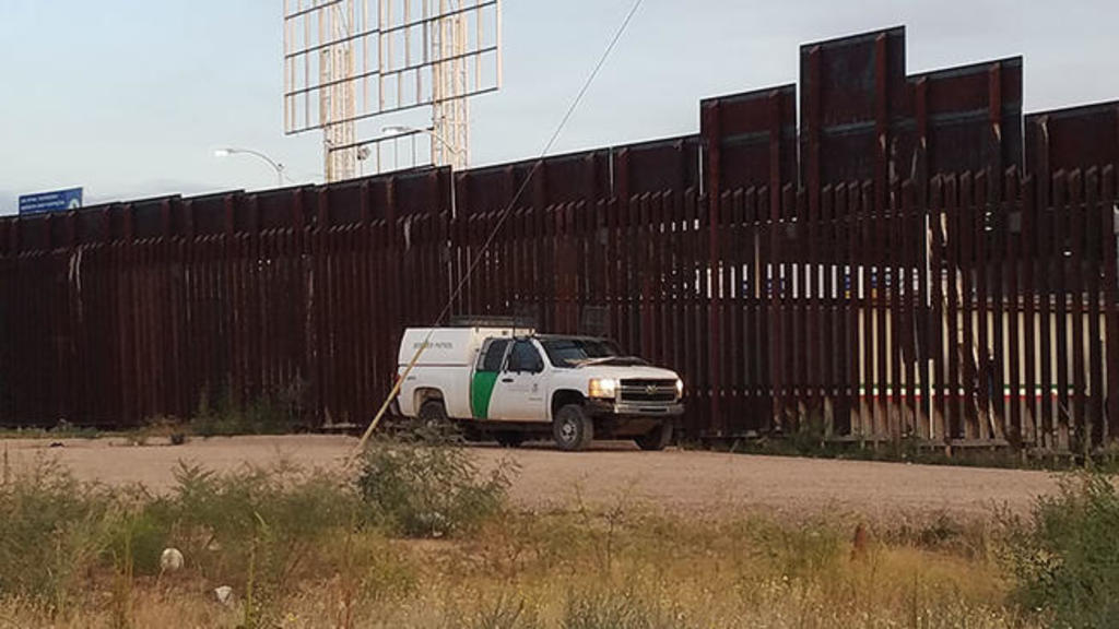 Detienen en Arizona a 32 migrantes que viajaban en camión refrigerado