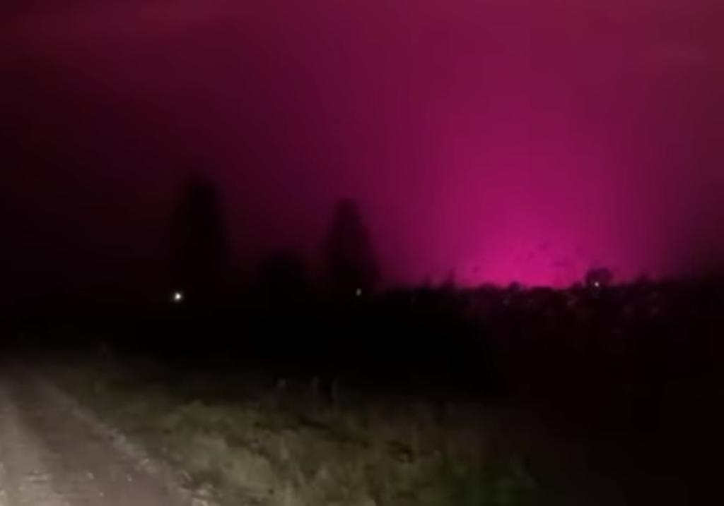 El cielo de Rusia se torna de color rosa por extraño resplandor