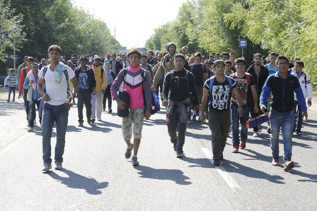 Afirma Hungría que defenderá su frontera ante migrantes sirios