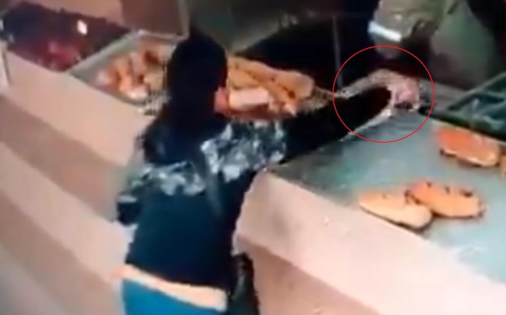 Difunden video de mujer robando un celular mientras escoge pan