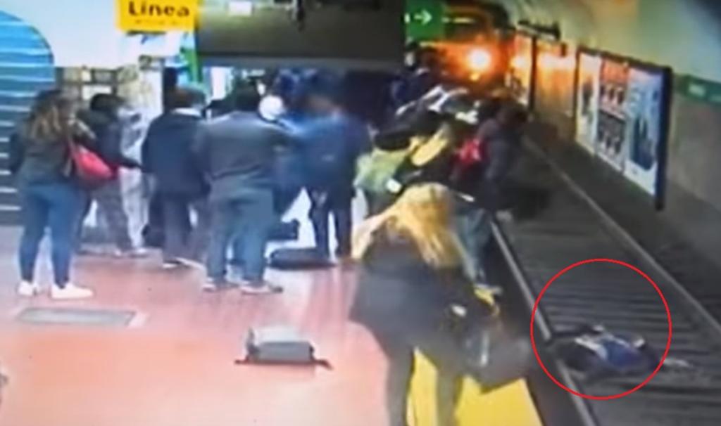 Pasajeros se unen para salvar a mujer que cayó a las vías del tren
