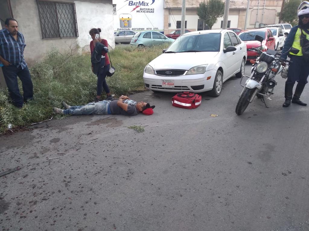 Joven arrolla a peatón y choca vehículo estacionado en Torreón