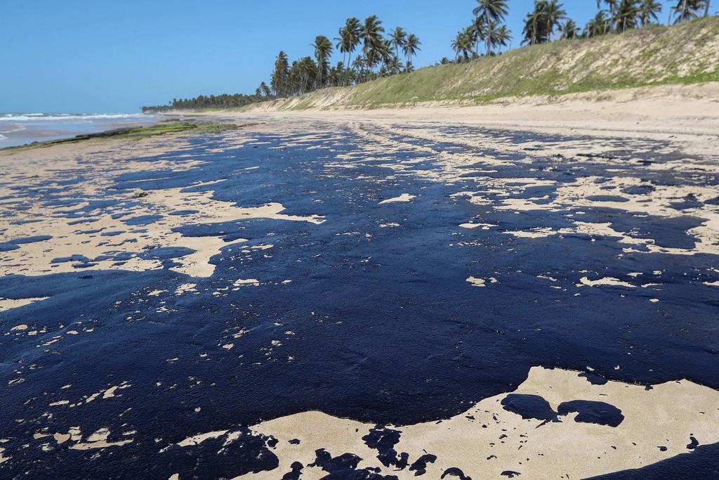 Manchas de crudo alcanzan playa del 'caribe brasileño'