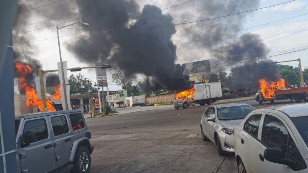 Entre autos en llamas y balas intentan salvarse en Culiacán