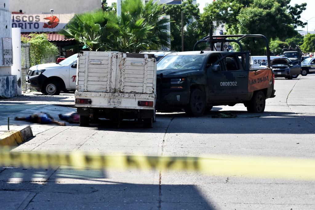 Ubican camioneta clonada del Ejército junto a dos cadáveres en Culiacán
