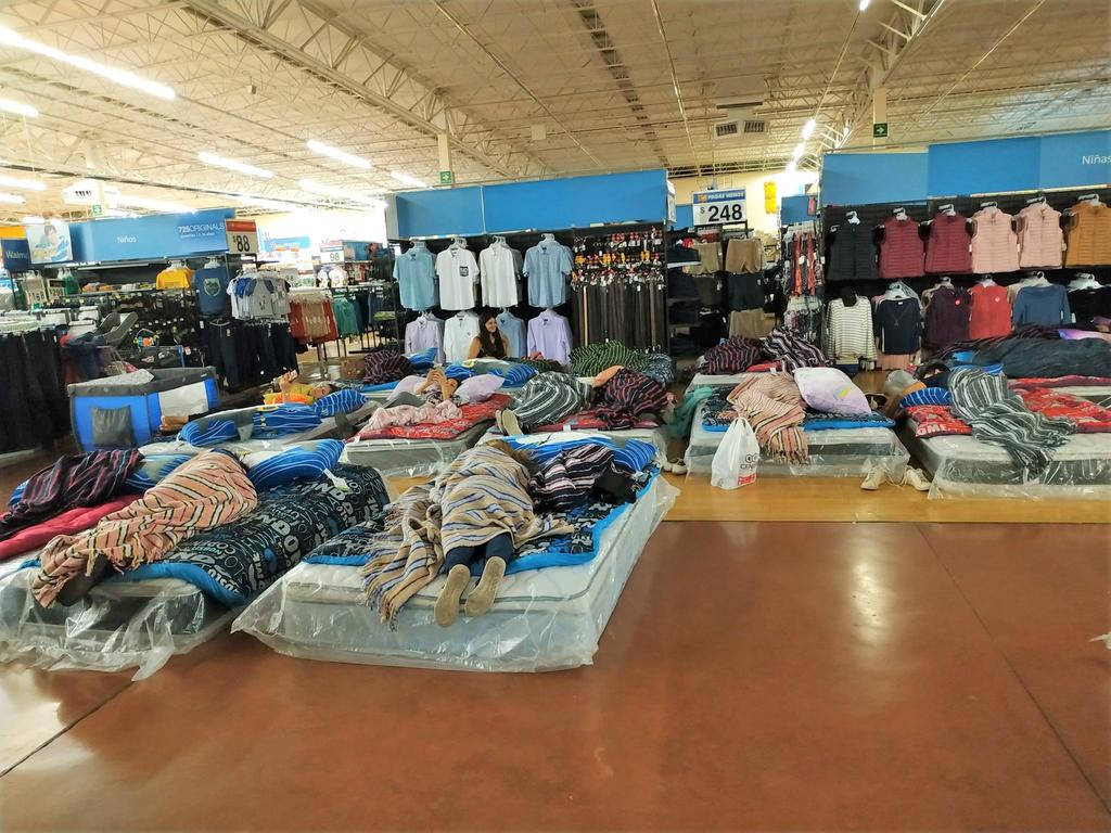 Por balaceras, duermen clientes dentro de Walmart en Culiacán