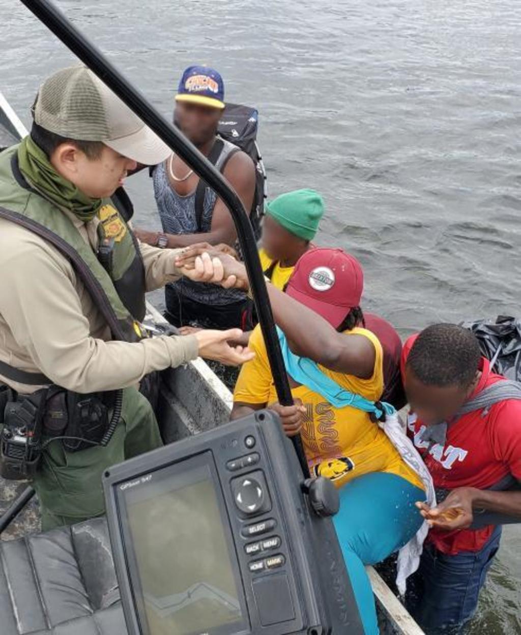 Rescatan a seis inmigrantes haitianos; dos menores entre ellos